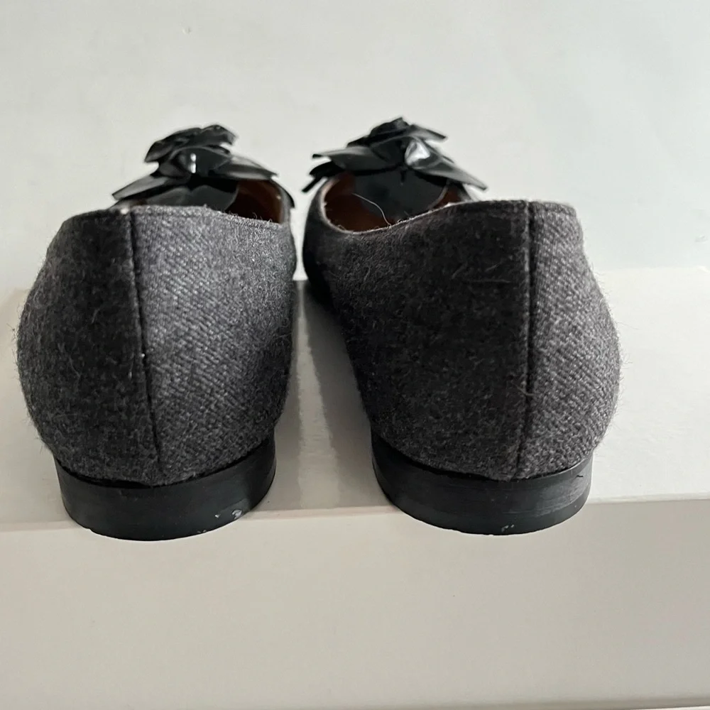 Manolo Blahnik gray flannel flats with black patent flower 38